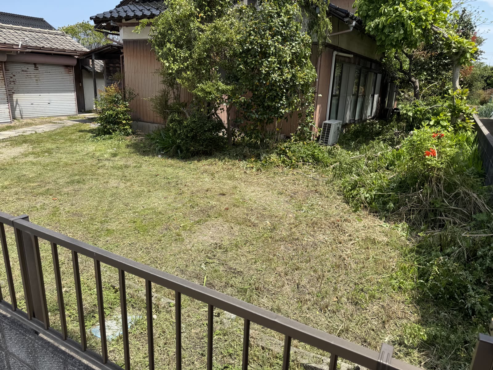 草刈り後に庭全体が整った敷地写真